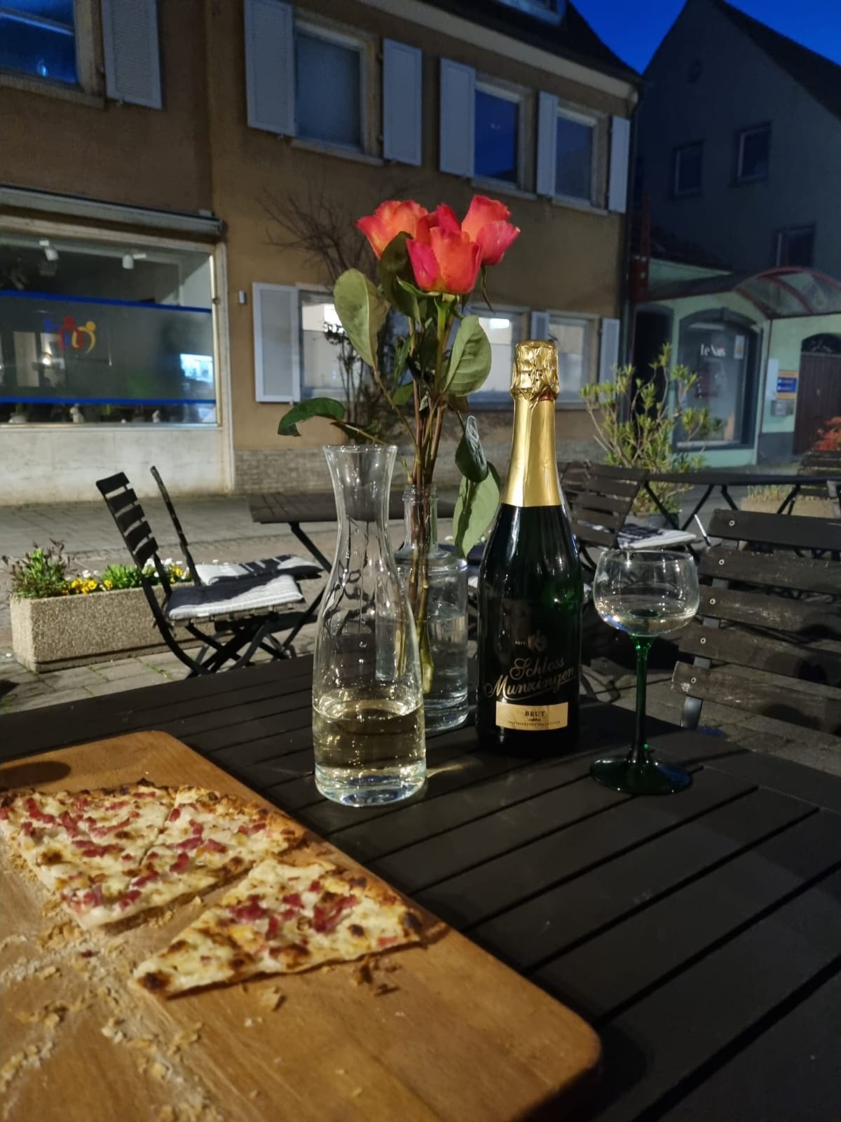 Flammenkuchen und Wein